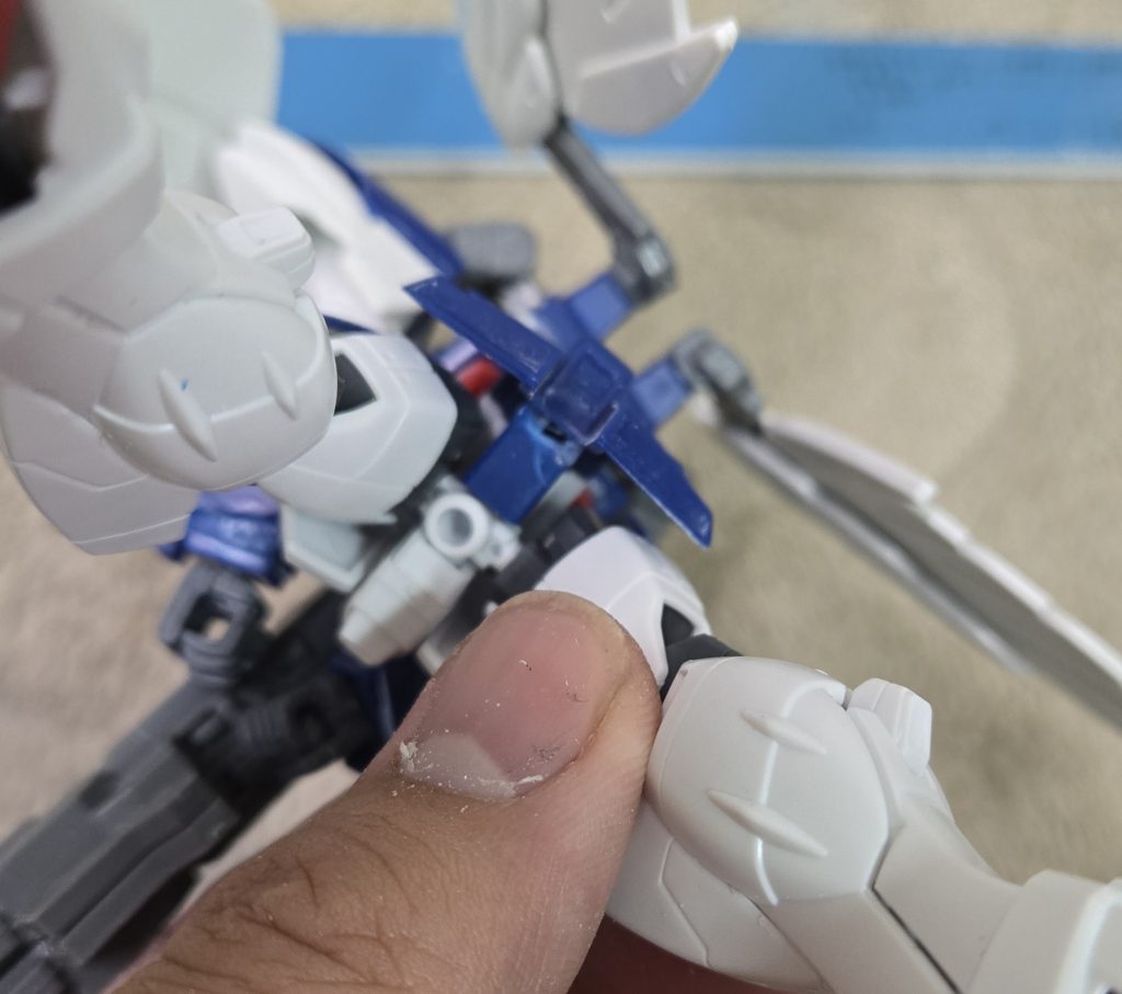 腰アーマー周り後方の腰アーマーは接続部を活かす形で余分な部分をハイパーカットソーでカット、旧キットの腰アーマーの側を残してリューターで全て真っ平らにして被せました。サイドアーマーは接続方法が違うので、旧キットの軸をカット、パテ埋めしてHGACウィングゼロのポリキャップに合うように3mm穴(2.9mm)を開けましたバックパックは旧キットをほぼそのままに、削ったりパテ埋めしたりしてHGACウィングゼロの接続部に合うように軸をつけました