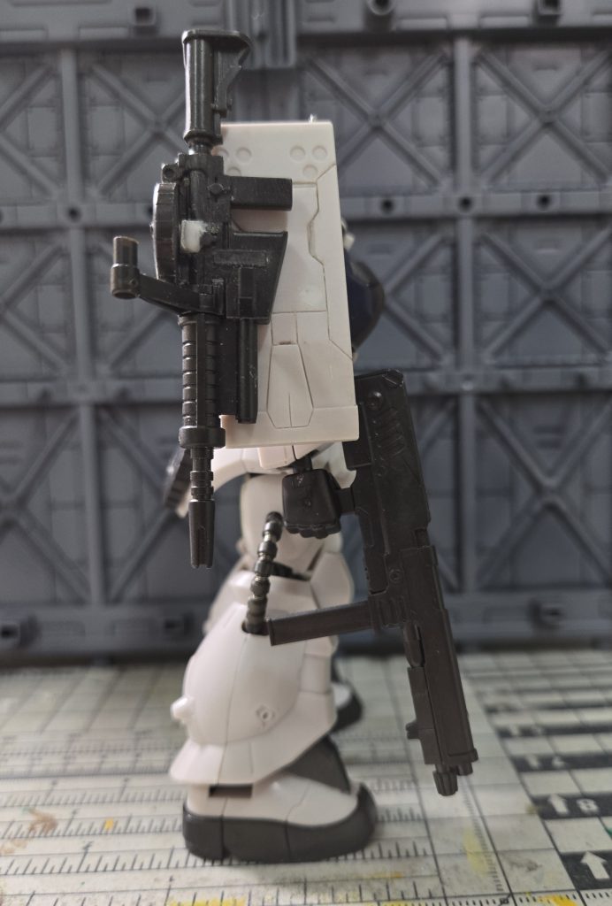 次はシールド全体的にスジ彫りを追加、ネオジム磁石を3箇所埋め込み武器のマウントポイントを作りました!同じくザクマシンガンのマガジンを別パーツ化してアクセサリーパーツのマガジンも同様にネオジム磁石を埋め込み、弾倉交換のギミック追加しました!