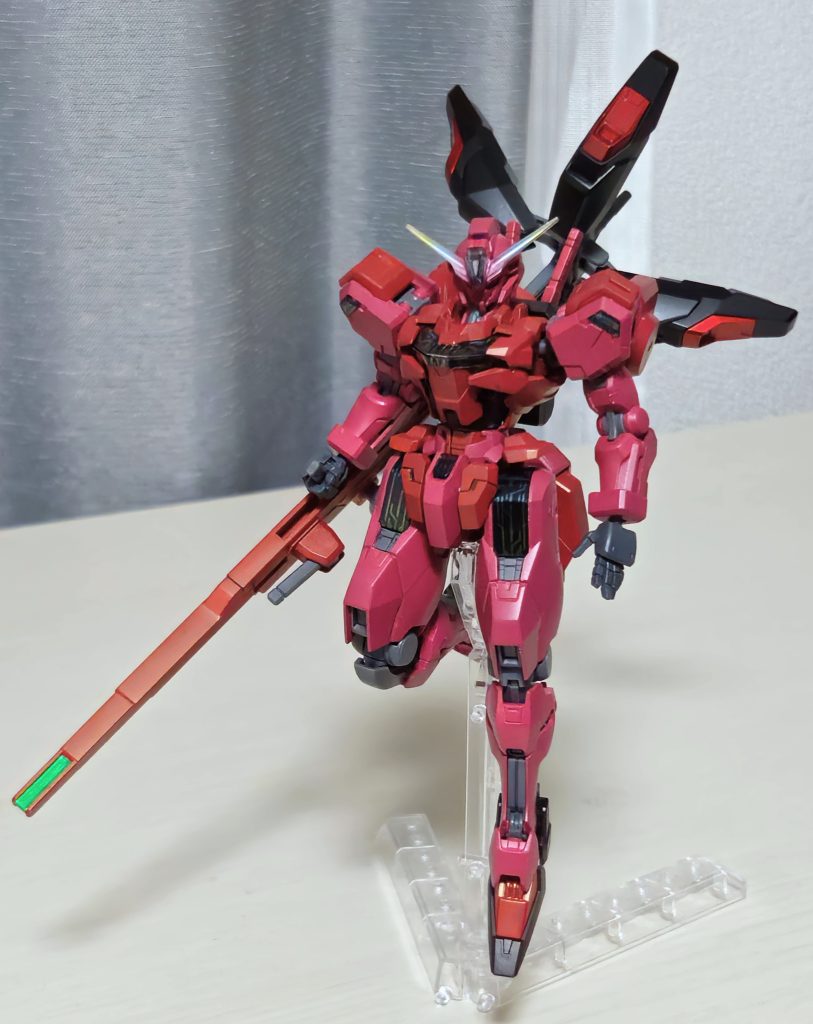 強奪後、ガンダムマーカーエアブラシでシャア大佐の識別色に塗り替えられました。シャアピンク2が主に使用されましたが色味が微妙&塗膜弱すぎで担当者は苦労したとのこと。