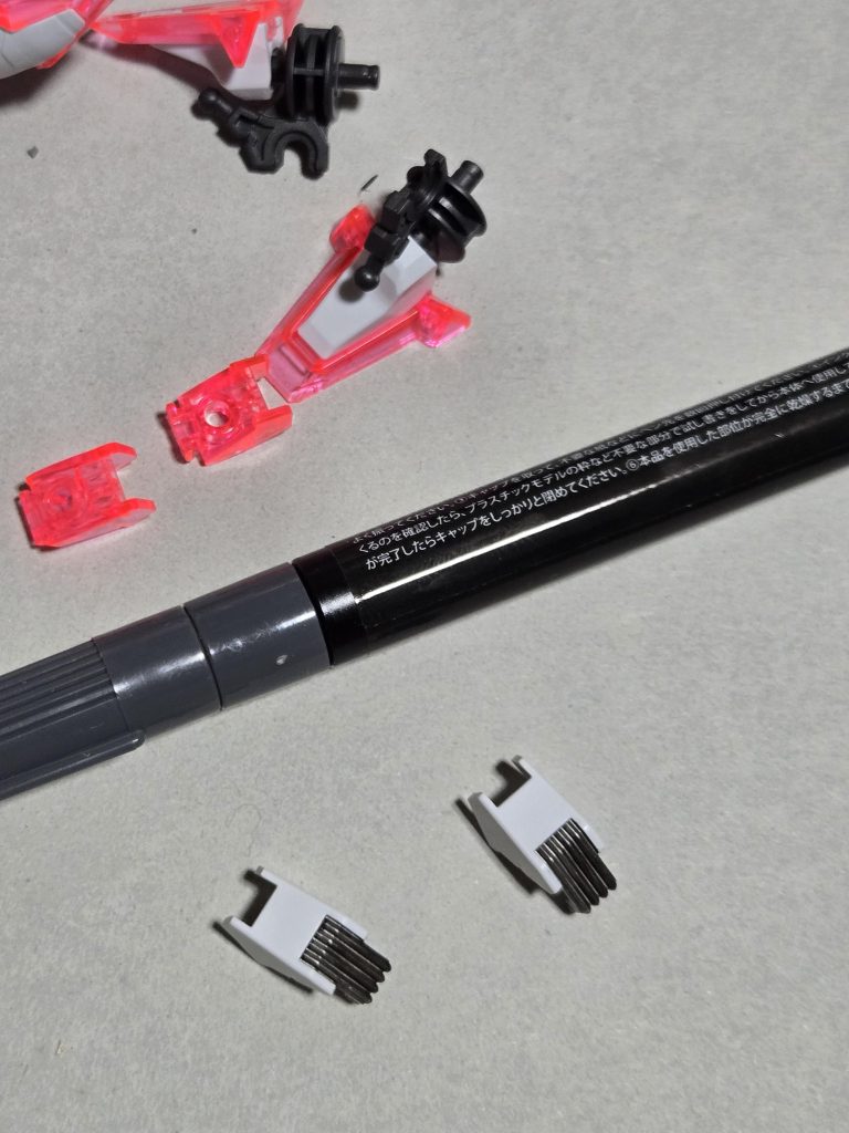 部分塗装には百均マーカーを