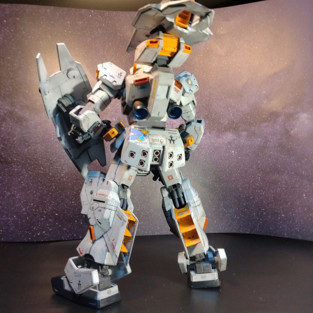 デカールは一応同梱していた専用デカール使いましたが!物足りないので手持ちの物を使いましたが!これもまた!甘かったです大変でした!ティターンズのデカールはあってもこれはまた違う外伝なので!不用意に何でも貼れない事にやり出して気付き!それはもうデカール貼るより探すほうが時間掛かってます!(笑)