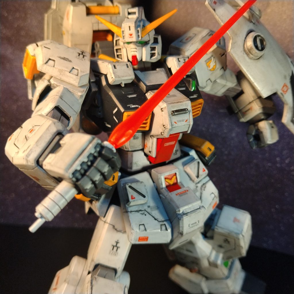 いつものごとくビームサーベルは蛍光レッドと蛍光オレンジを吹かしてます!