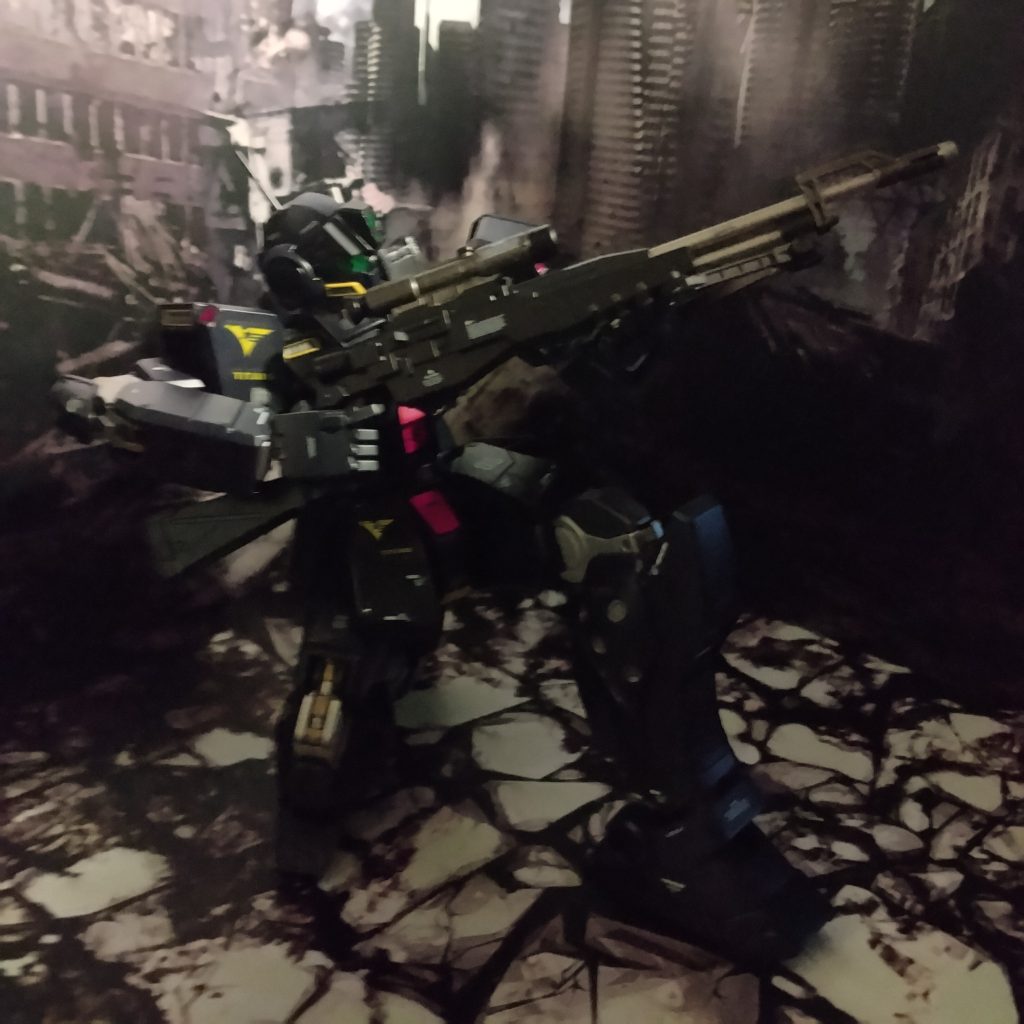 武器もマウントも外見を壊さない様にネオジム磁石は中に仕込んだり!埋め込んでプライマーを塗り塗装したりしてます!外した状態を撮り忘れましたので!製作工程の方に載せてあるので!気が向きましたら!そちらも見てください!(笑)ちなみにこの画像は後から変えました!暗めの画像も良いかなと!