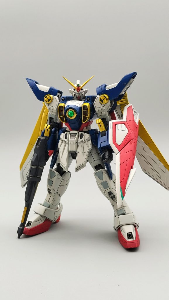 思春期を殺した少年に戻って作成したウイングガンダムです。頭をガンダムユニバース、身体は旧HG関節や可動部、肩のバーニャを置換したり作り直していますが基本的なスタイルはキットのままです。可動域は少ないですが、当時を感じるディティールを活かして作成しました。