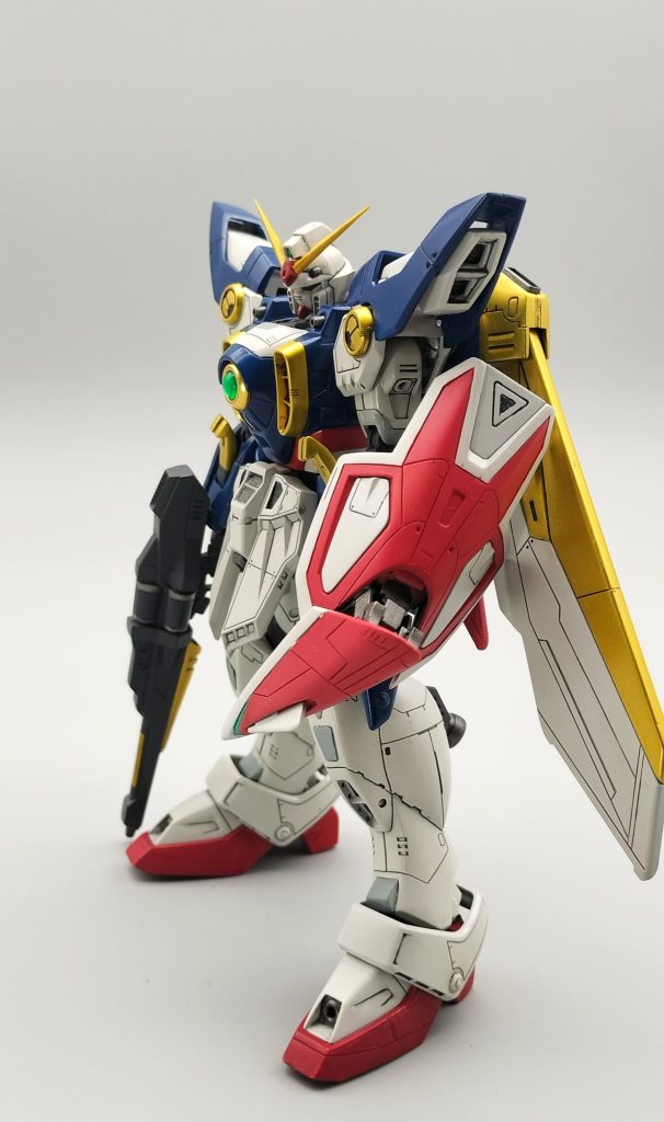 シールドを切り離し、内部にバルバトスの脚フレームを仕込みサーベルの取り出し機構を再現してあります。