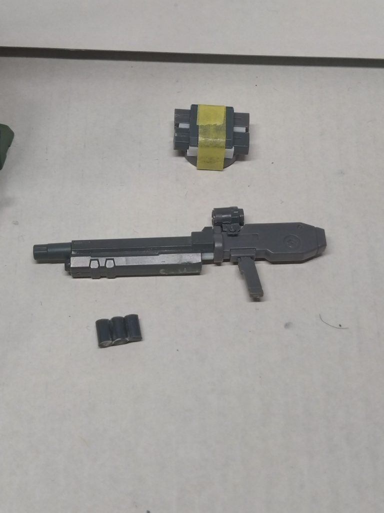 写真の中央がショットガン、その下のものがショットシェル、上のものは製作中のキットの武器のマガジンです