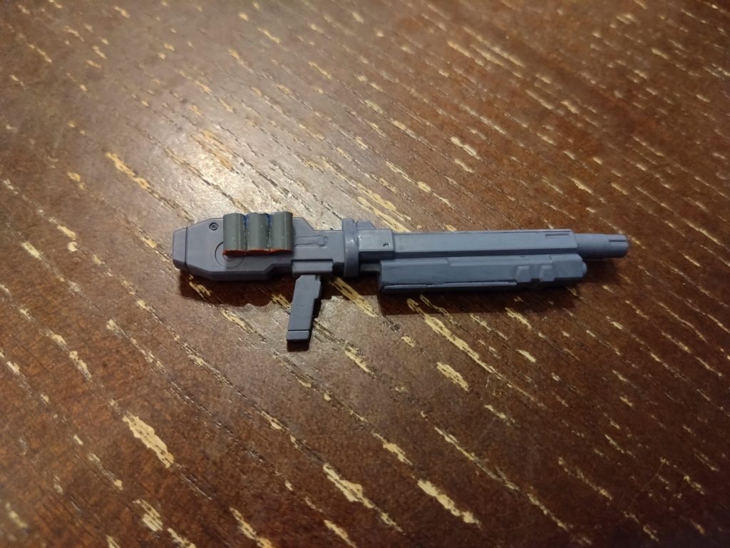 持ち手付近は鉄血のゲイレールのライフルを、銃身部分はなんか余ってたSEEDのストライクのライフルを、銃口は30MMの選べる3種のライフルの内スナイパーライフルっぽいやつの先端を使いましたショットシェルはランナーを切り取って切り口を整え、赤と青に塗っておきました