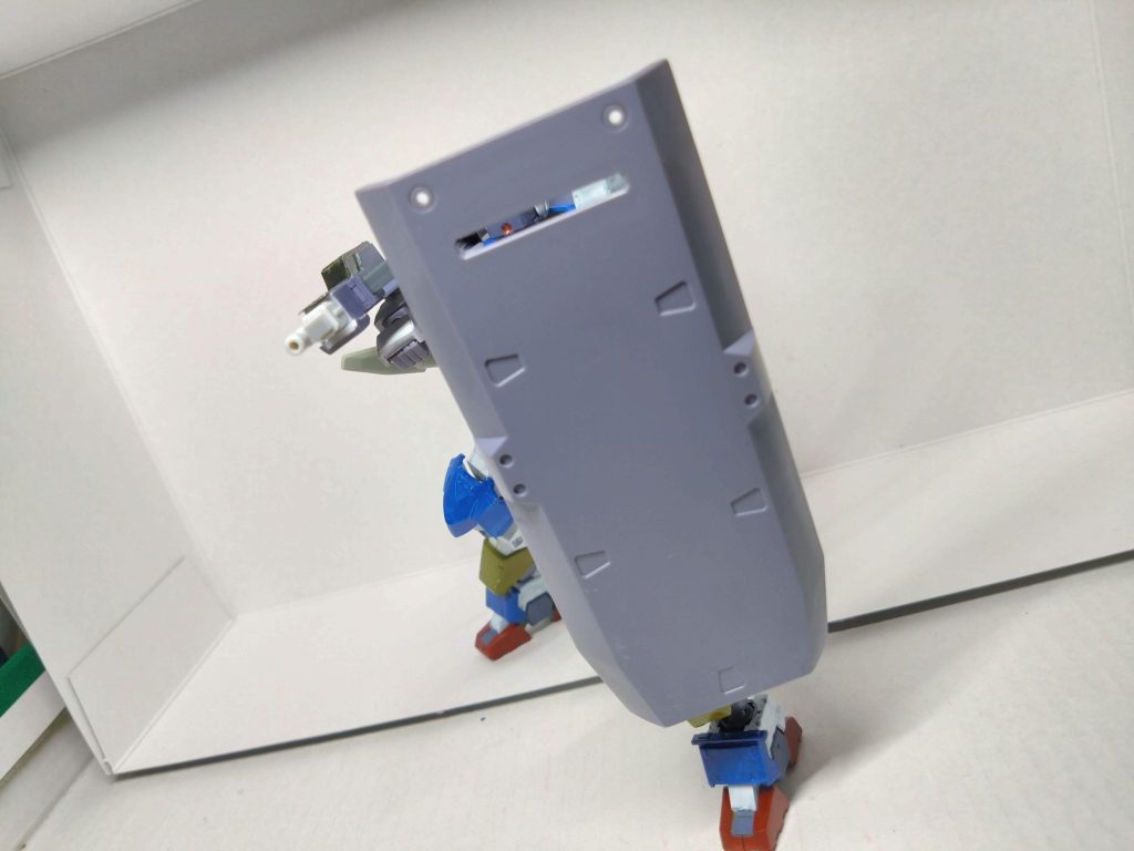 本機の武装に組み込まれていないが、ライオットシールドも持たせれる