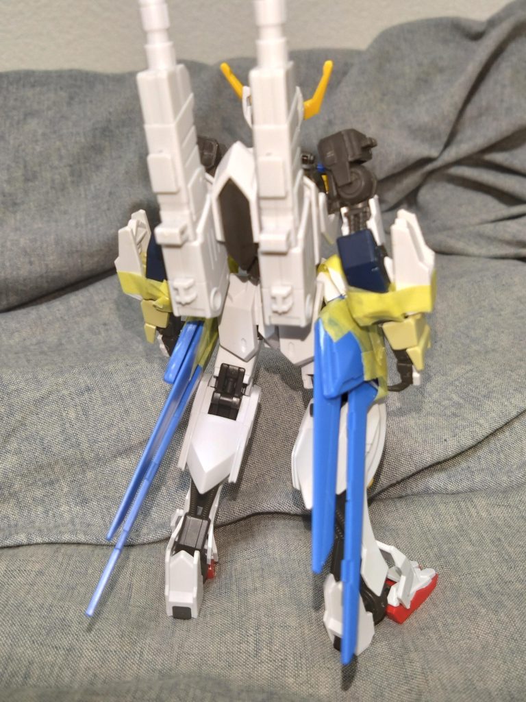 まだバックパックがあったころの構想ですこの時点ではなんとも言えなかったのですが、ガンダムブレイカーで見たトールギスの背中みたいにバックパックをPON☆と設置すればいいのではと思いつき、実際にやってみたら…