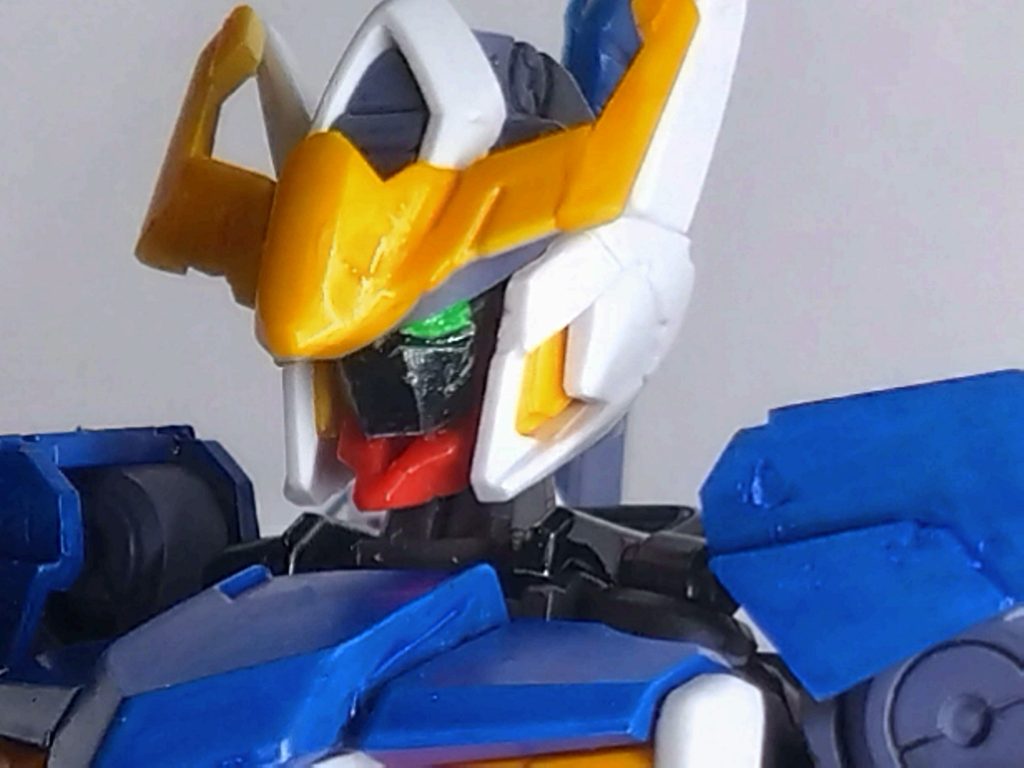 バイザーは外せます…そのせいで落ちやすいですが(左目はあるものの、右目は邪魔な気がしたので削りました)