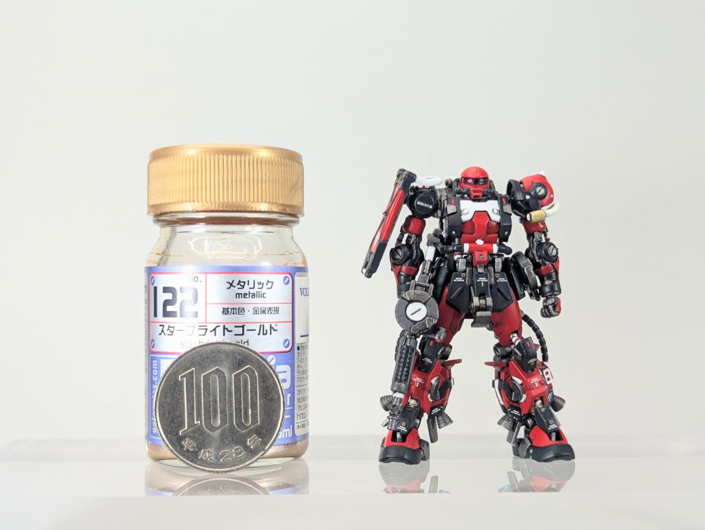 大きさ比較(zaku-kao10)アーティファクトのディティールに加え、塗り分け、デカール、シリンダーのレッドライン等でスケール感出るようにしています(gandam-hand2)今までの写真で大きく見えてもらえてたら嬉しいなぁ(zaku-kao8)