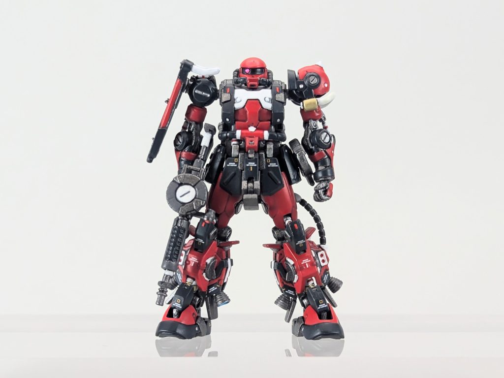 まずはぐるりと4面下地(スターブライトアイアン)と、バーニア内部のみエアブラシで塗装し、下地を活かしつつ水性ホビーカラーとファレホでメインカラーを筆塗りしました(zaku-kao5)赤と黒をメインに、白をワンポイントで配色アーティファクトはこういうオリジナルの塗り分けが楽しいですね(zaku-kao2)