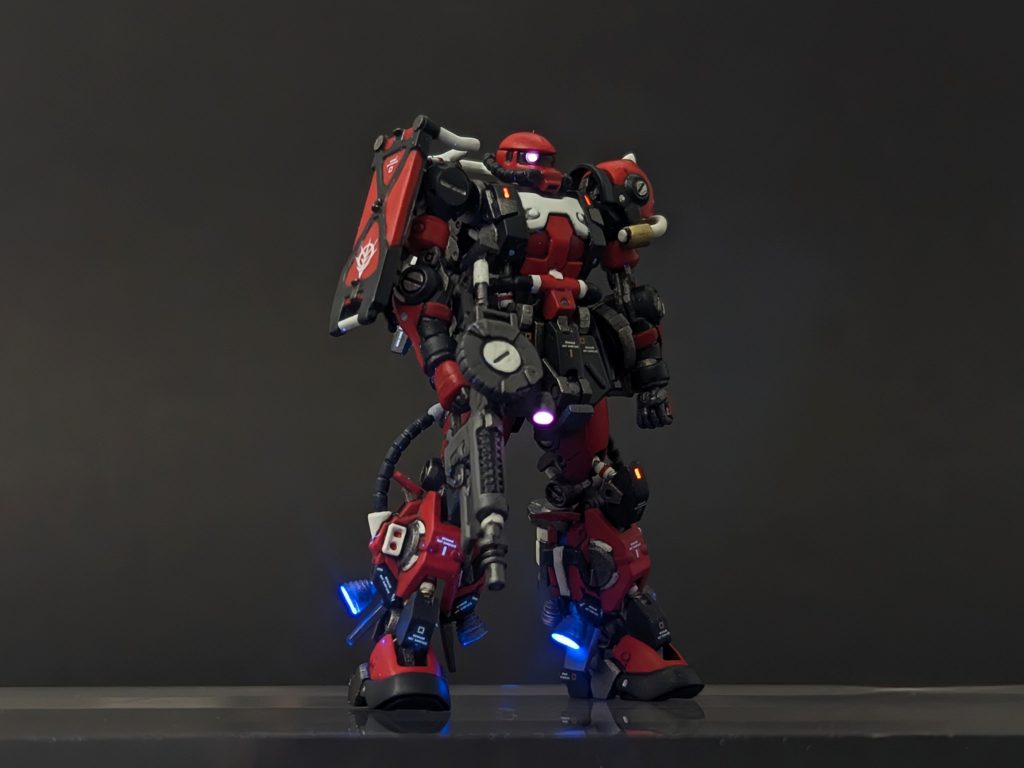 UVライトでピカー(iori_sei)今回の蛍光塗料使用は、カメラアイと、マシンガンのスコープ、バーニア内部、各所のレッドポイントやっぱりバーニアは光らせたい(zaku-kao6)