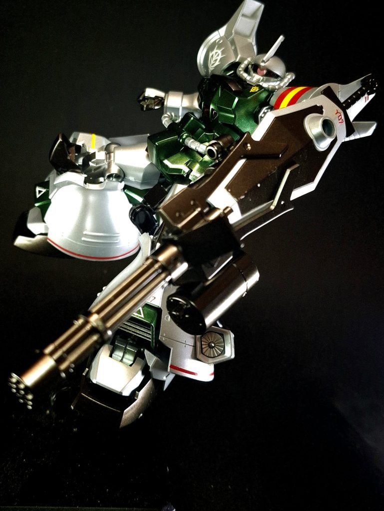 ガトリング・シールド(6銃身75mmガトリング砲)中~近距離で威力を発揮する口径75mmの機関砲とシールドを組み合わせた武装。グフカスタムで採用されたものと同一のもので、着脱が簡単なため、空中時の姿勢制御に適していた。『三次元との戦い』ではEz-8に複数回命中させるも、装甲の厚さに阻まれ、有効打を与える事ができなかった。