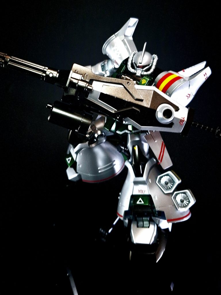 シールド腕部に装着するシールド。近接戦闘時の実体弾や打蹴、斬撃を減免するための機能を重視した構造となっており、ガトリング・シールドのシステムに対応している。裏面にはヒート・サーベルを装着可能。