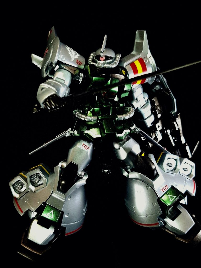 ヒート・サーベル Type-DIII発熱させる事で敵機の装甲の切断も可能となる近接格闘兵装。発熱させずとも単純に巨大な刀や鉈のような切削にも使用可能。グフのものとは異なり瞬時にブレードを形成するタイプではなく、繰り返し使用出来る。