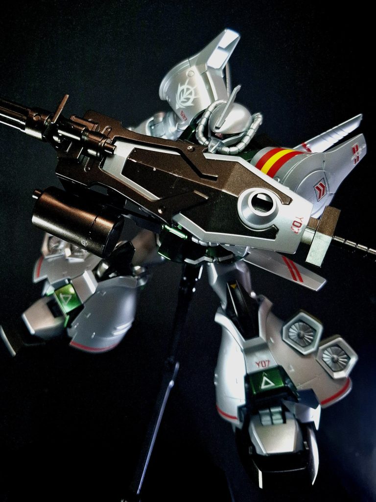 武装3連装35mmガトリング砲左手のフィンガー・バルカンに代わって装備された射撃武器。従来のグフが左手に内装していたものは火力はあったもののMSの汎用性を損なうものであり、また弾倉が腕部に内蔵されていたため装弾数が少なく、戦闘中の給弾が不可能という欠点も指摘されていたため、左腕を通常のマニピュレーターに戻し汎用性を確保し、外付け3連装35mmガトリング砲をそこに固定する形を執っている。