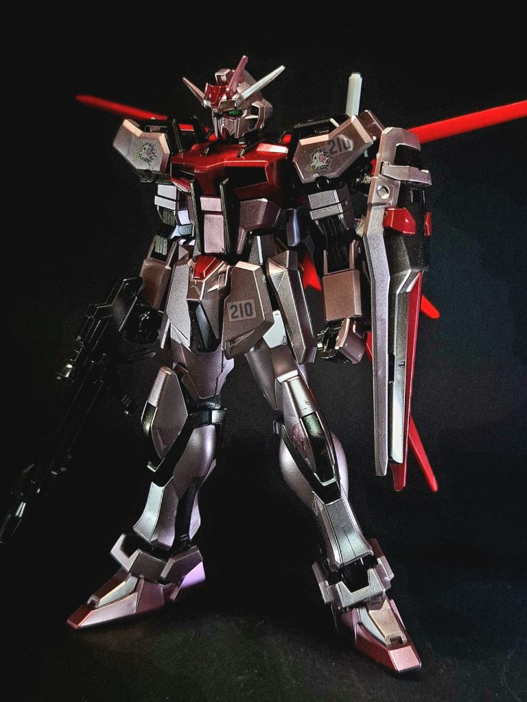 ストライクルージュ本体側 編集75mm対空自動バルカン砲塔システム「イーゲルシュテルン」ストライクにも搭載されていた対空機銃。車両や航空機といったソフトスキンへの対応や牽制、ミサイルなどの迎撃などが主な使用法であった。なお、弾倉は頭部ではなく胸部に収められている。コンバットナイフ「アーマーシュナイダー」使用時には刀身を振動させる事で、極めて高い切断能力を発揮する。リーチが極めて短いが、投擲や肉薄攻撃などにも対応するため、即応性の高い兵装と言える。