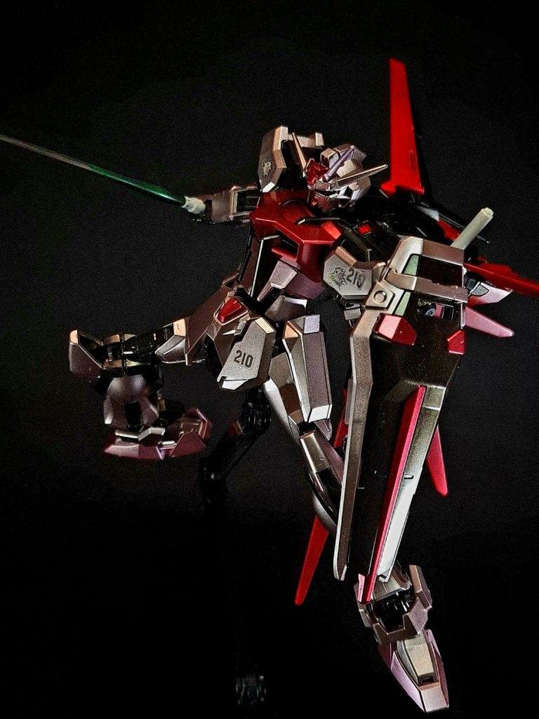 ビームサーベルエールストライカー装備された近接兵器。ストライクルージュではあまり使用される機会はなかったが、これはカガリが後方で活動する事が多かったためである。また、原型機に搭乗したキラとの操縦技術の差も、使用頻度が少なかった事の理由として挙げられる