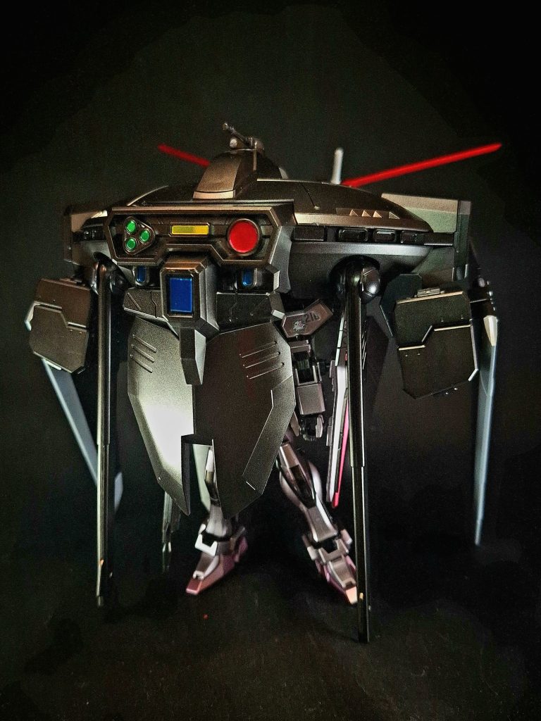 オーブ連合首長国の開発したモビルスーツ用支援ユニット。長時間の隠密作戦に対応する設備と装備を持ち、複数人による作戦遂行能力や居住スペースも備える。単独での飛行も可能だが、MSとドッキングしての運用も可能であり、ドッキングした状態では装備した機体の頭に「アメイジング」の名が付与される。複数機を利用したSPC(共時性パリティ通信)でタイムラグなしの超長距離通信やMSの遠隔操作も可能な他、ミラージュコロイドステルスも搭載している。キャバリアーアイフリッド-0はオーブ軍からターミナルへ出向したアスラン・ザラ、メイリン・ホークによって運用され、キャバリアーアイフリッド-2はカガリ・ユラ・アスハのストライクルージュに装備され運用された。