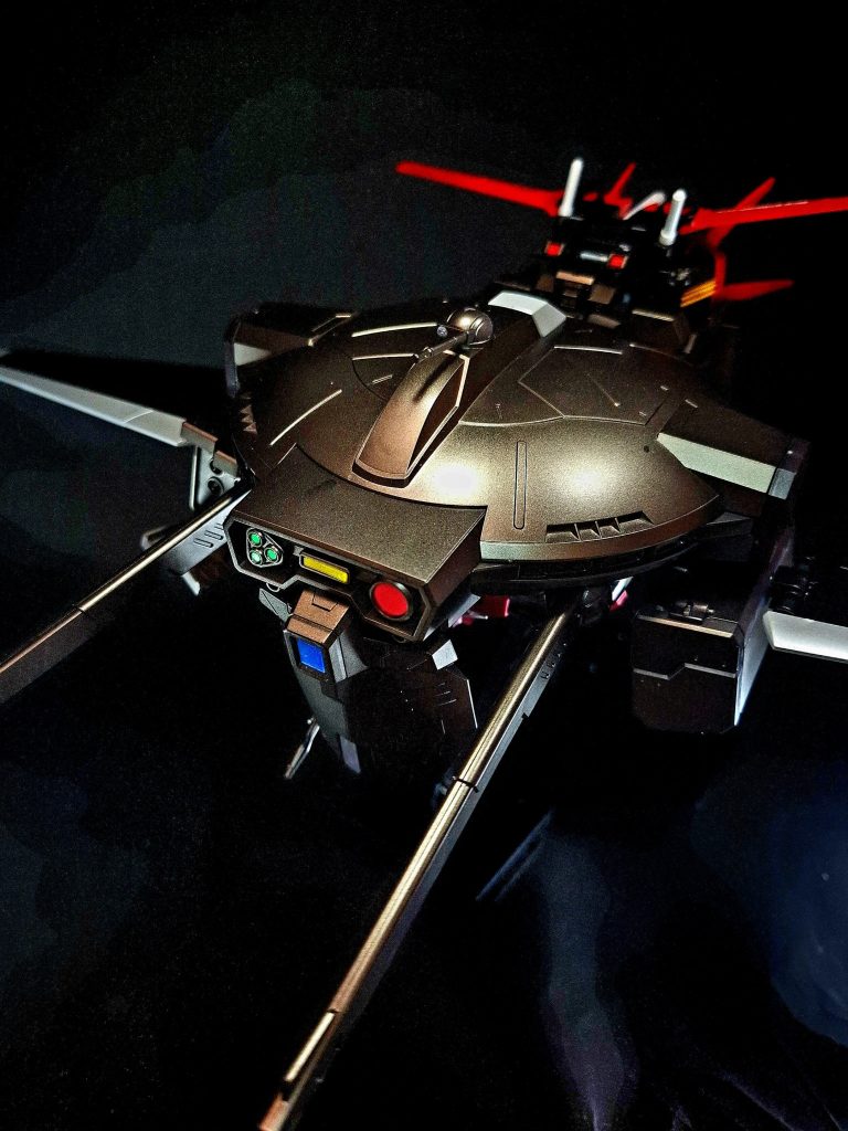 特殊機能 遠隔操作2機のキャバリアーアイフリッドを介した通信システム。共時性パリィ通信(SPC)によって親機から子機へ瞬時に情報が伝達され、理論上タイムラグは生じないため、地球から月にいる機体を遠隔操作する事が出来る。ミラージュコロイド機体を電子上は元より光学的にも不可視の状態にするガス状物質。可視光線をレンズのように歪め、レーダー波を完全に吸収する事で高いステルス性を得る。隠密作戦を想定して装備されている。合体モビルスーツの背部にドッキングが可能。機体そのものが大型のため、機体上部がキャバリアーに覆われるような形となる。また、キャバリアーの後部に別のバックパックをドッキングさせることも可能な他、機体上部にMSを搭載するリフターとしても使用出来る。