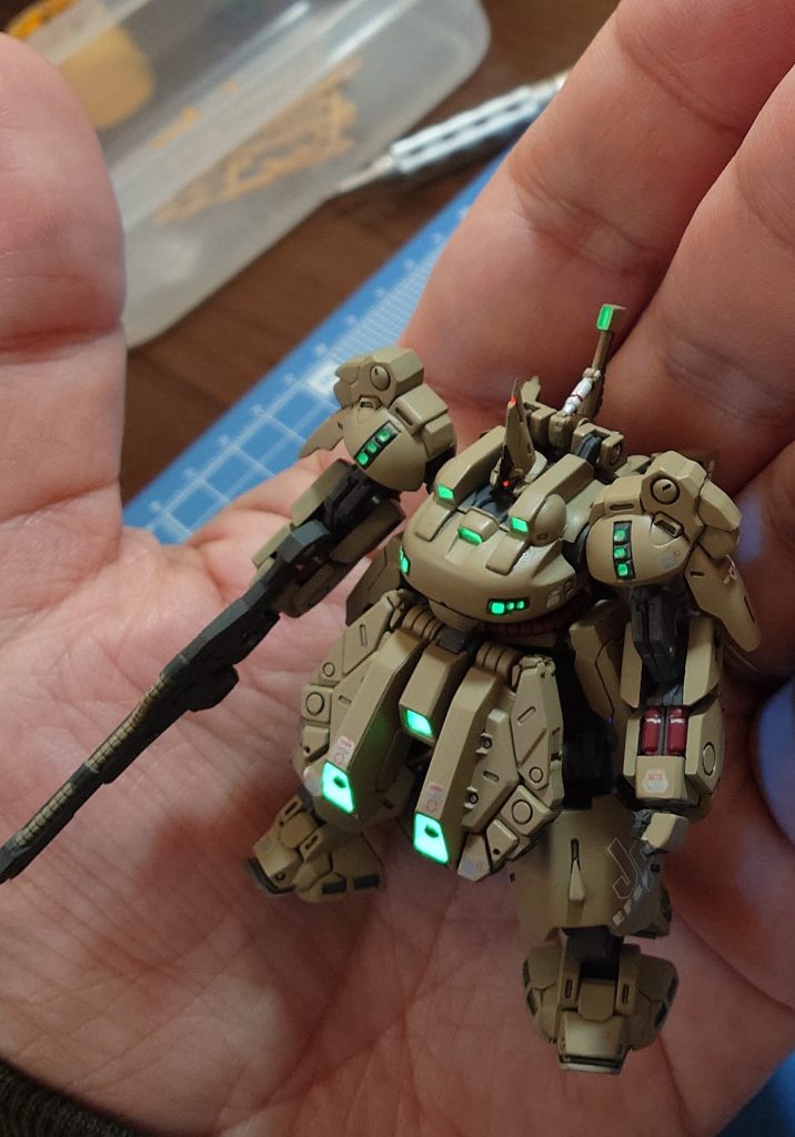 こんなに小さい。エナメル蛍光でスラスター類を塗装！