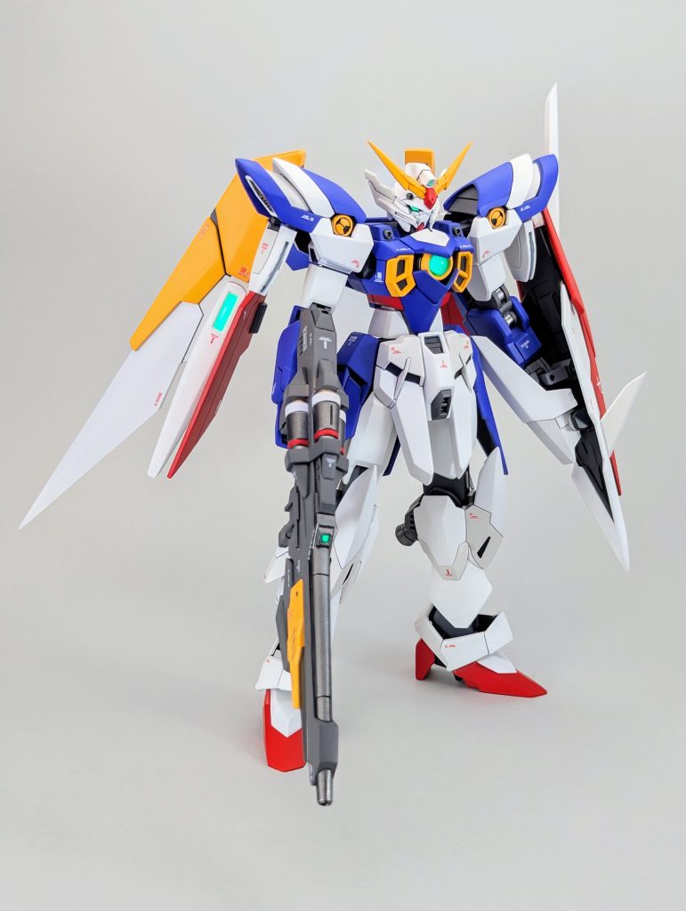 翼の白羽の□部分ですが、センサーとういう解釈にし、光るようにしました(gundam-kao2)その方がカッコイイからね
