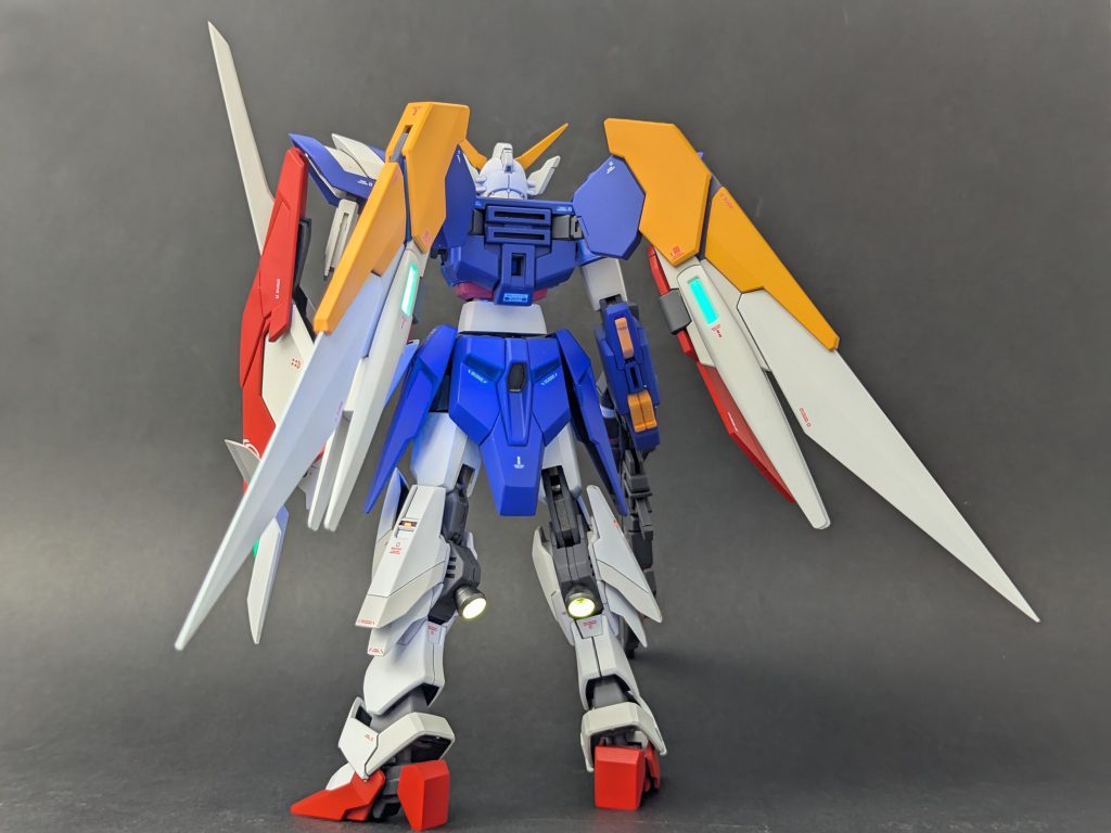 今回も各所に蛍光塗料を使用し、UVライトで光ようにしています(gandam-hand2)