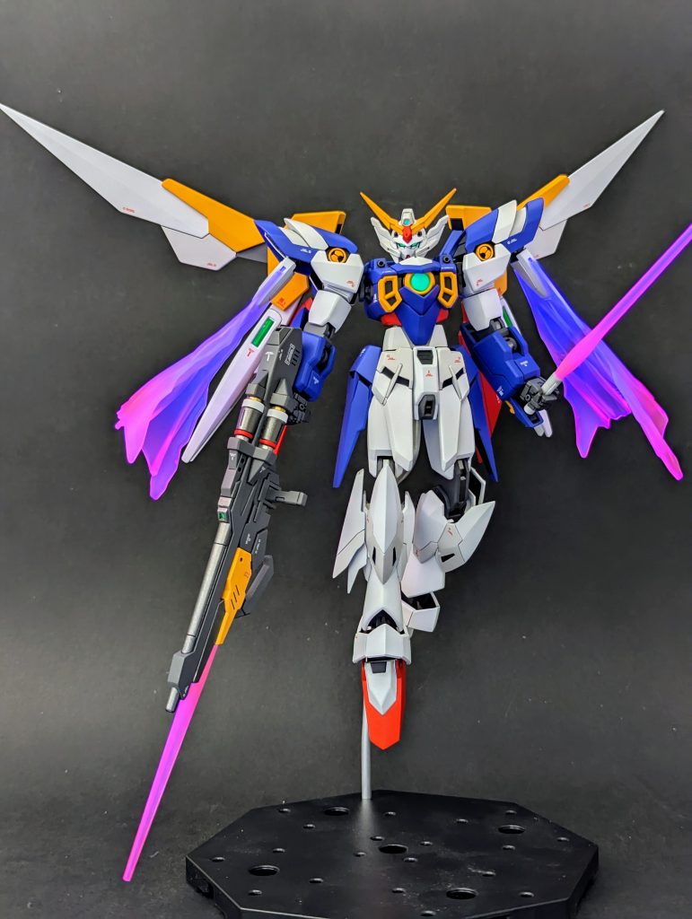 ビームマントは、無塗装でもUVライトに反応し、少し紫色に発光するのを活かし、マント先端のみに蛍光ピンクを吹き、グラデーションを入れました(gundam-kao7)色の変化が美しい(zaku-kao6)