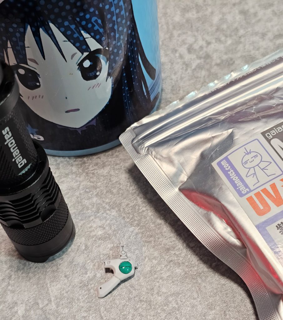 ヘッドセット横のグリーン部分は付属のデカールを使用して、トップコート後にUVレジンでそれっぽく。