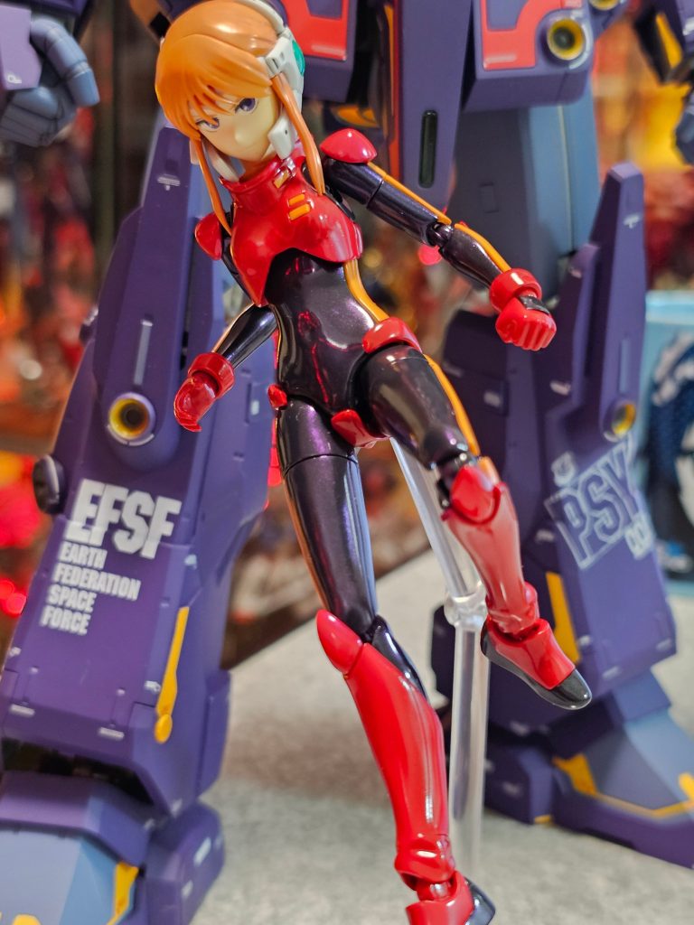 ヘッドセット頭部の全身。今回、ノーマルスーツは光沢仕上げにしてます。何故って?その方が色っぽいからですw