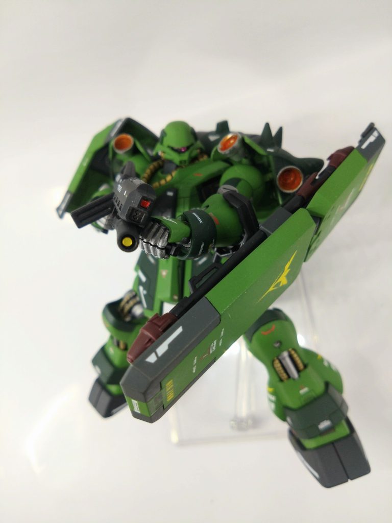 銃を構えてのポーズ。