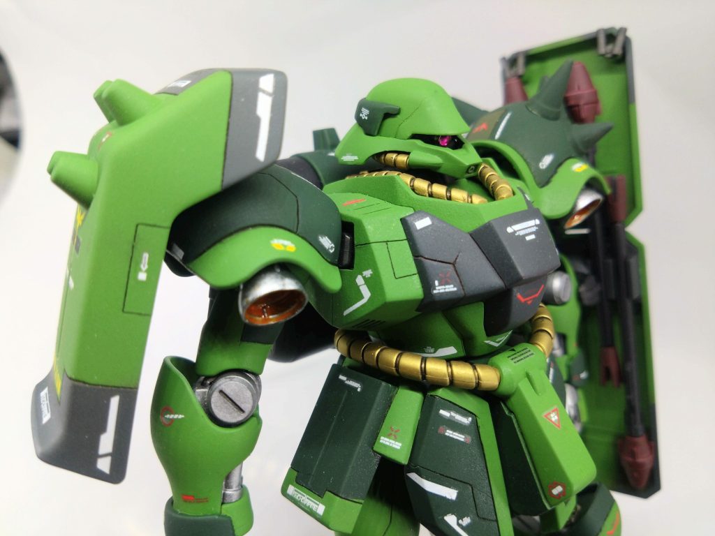 ツノ無しの一般機。以前自分専用機としてヤクト・ドーガを作りましたが、実際戦場にいて、パイロットだとしても私にはここらがいいトコでしょう⋯なので少しでもオシャレに。モノアイもハイキューパーツに変更してます。