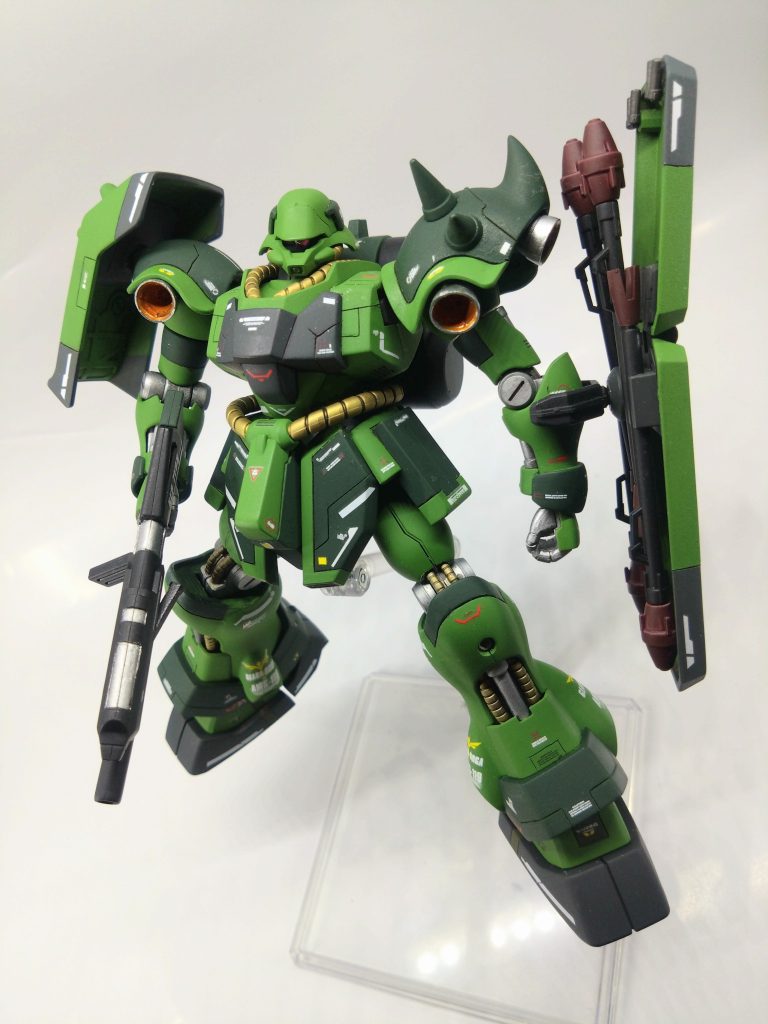 塗り分けしすぎてツギハギのように⋯(zaku-kao4)抹茶と緑茶のツートンカラーはまるで伊◯園のようです。しかしながら関節もよく動くしいい機体です。