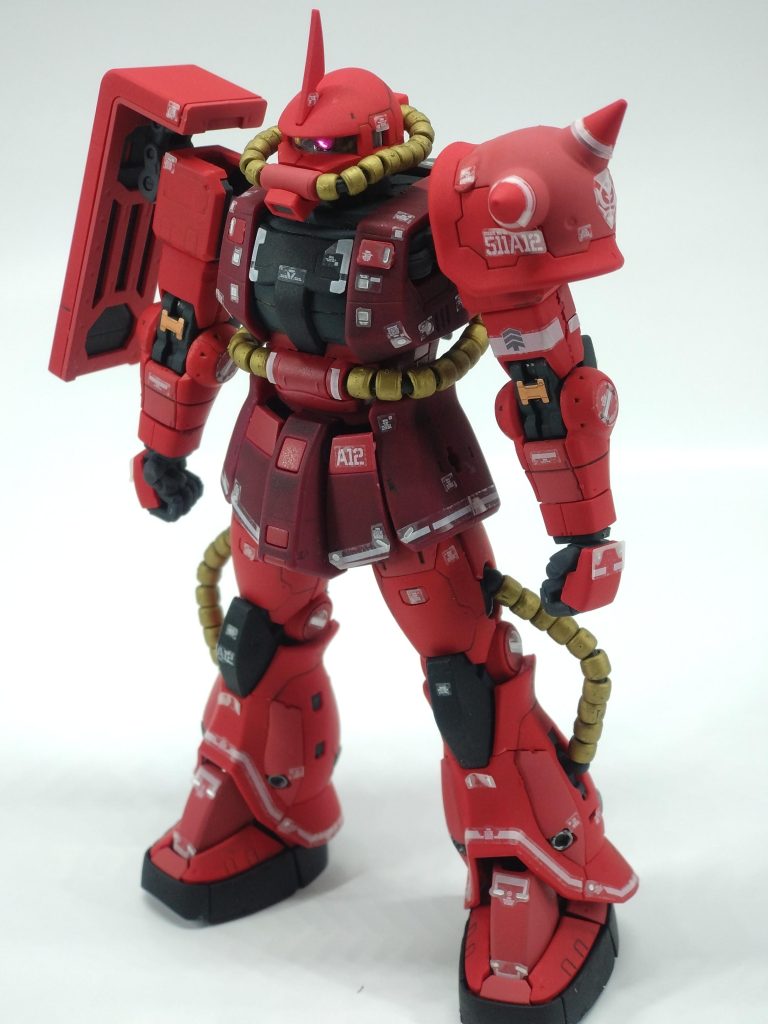 シャアピンクはあまり好きでは無いので、以前作成したズゴックと同じくサザビーレッドをメインにしています。シャア専用はあまり違うカラーリングにするとシャアじゃ無くなるので、パイプ以外はイメージを変えないようにしました。パイプがまさか1個ずつバラけていて、ビーズの様な作業するとは思わなかったです。