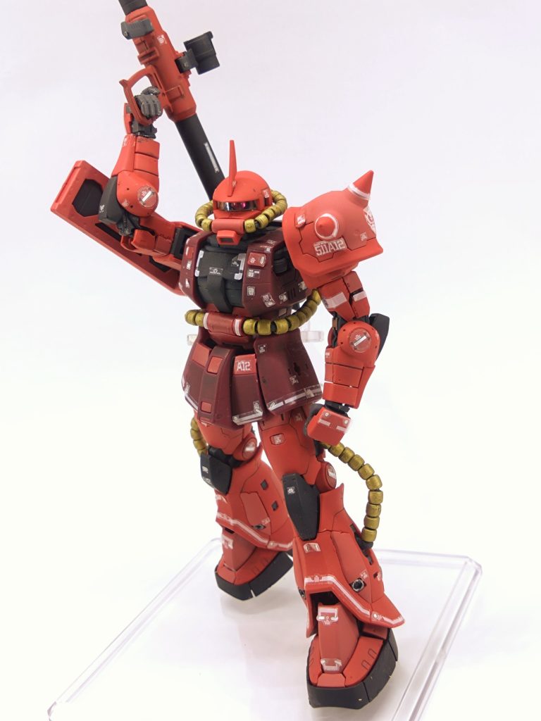 関節は硬めでポージング難しいです。RGは飾って置くものですかね。