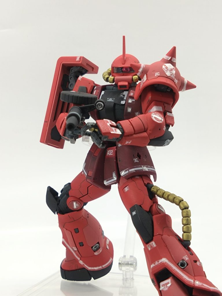 ポーズ取るたびに何処か取れます(zaku-kao9)あと、リアリスティックデカールが浮きすぎてもう恥ずかしい⋯