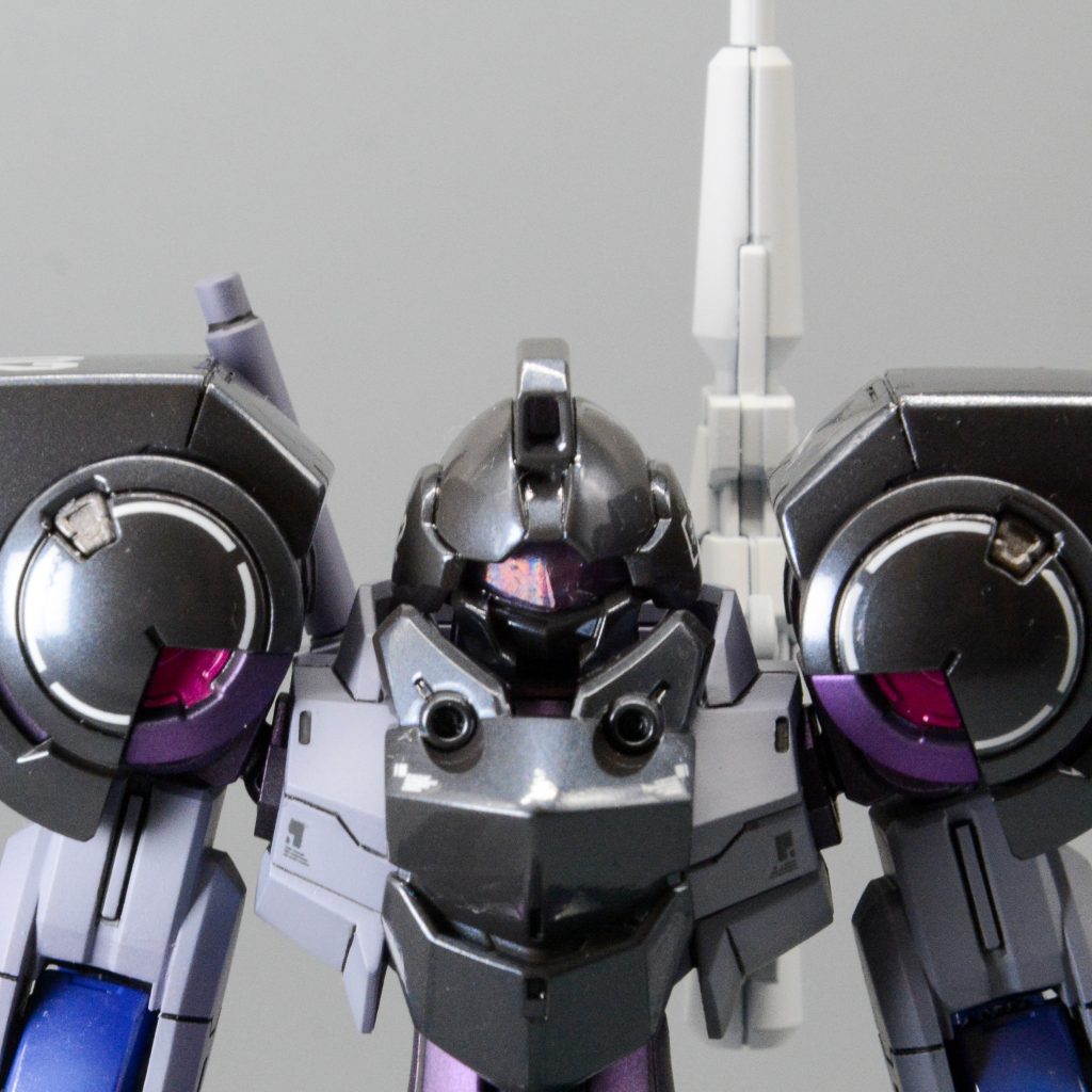 ■バストショットカメラアイのクリアパーツの下に、ホログラムフィルムを貼り付けクリアパーツとホログラムフィルムの間に透明レジンを入れて透過率を上げようとしたものの、クリアパーツの凹凸を拾わなくなり、悪手だったことに気づく