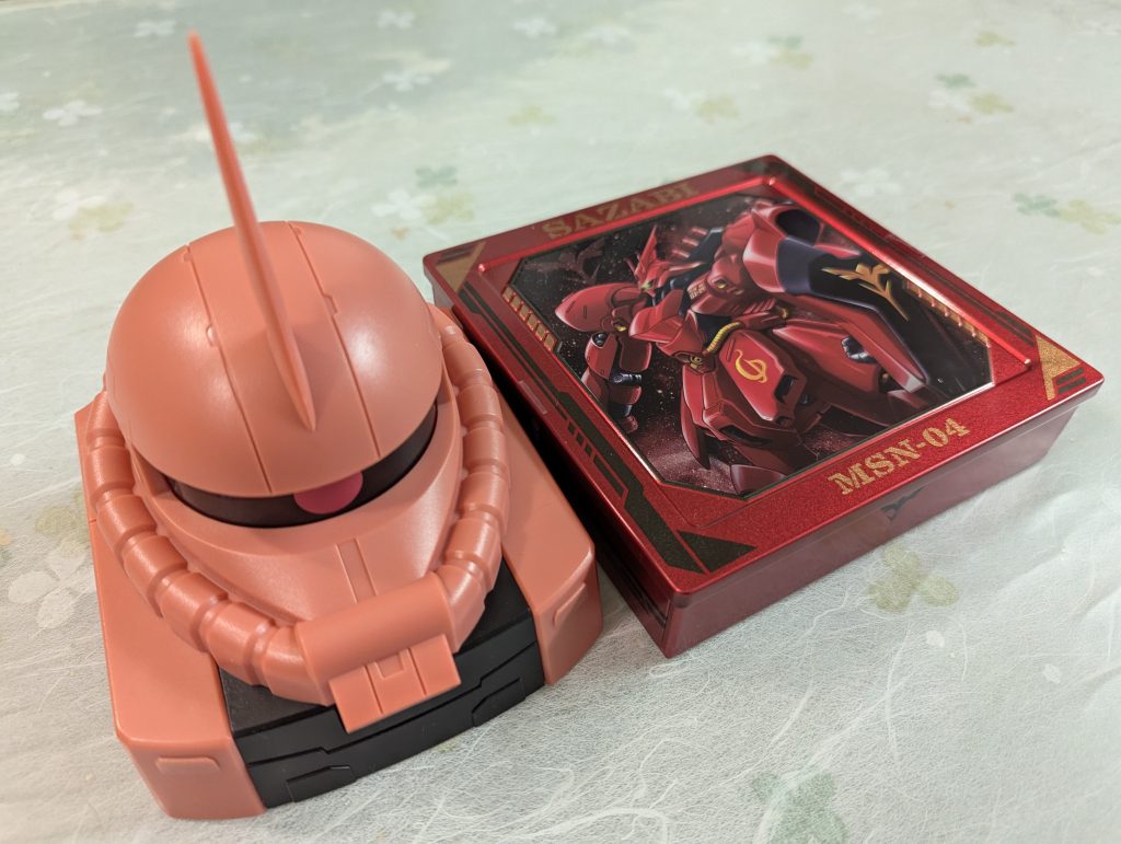 嫁さんからは、ザクヘッドチョコと、サザビーチョコがぁ!サザビーは缶ケースなってまして、ガンマカやマーカー、デカール切れっ端、ヤスリを整理するのに使えます!!