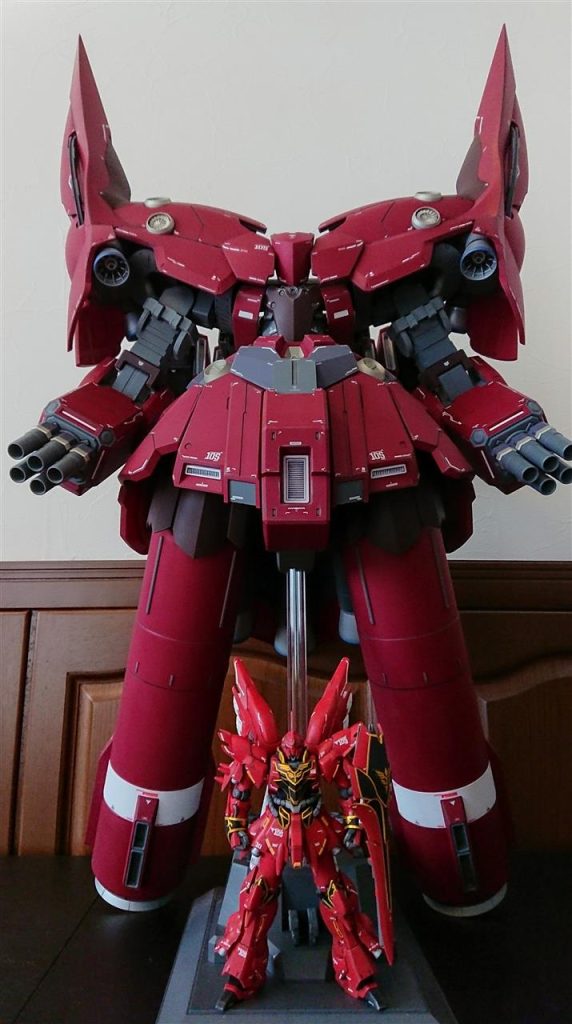 HGとはいえ、HGシナンジュと並べると大きさが分かりますよね(;・∀・)とにかく…デカいネオジオング(*´ω`*) さてシナンジュを搭乗させます!!