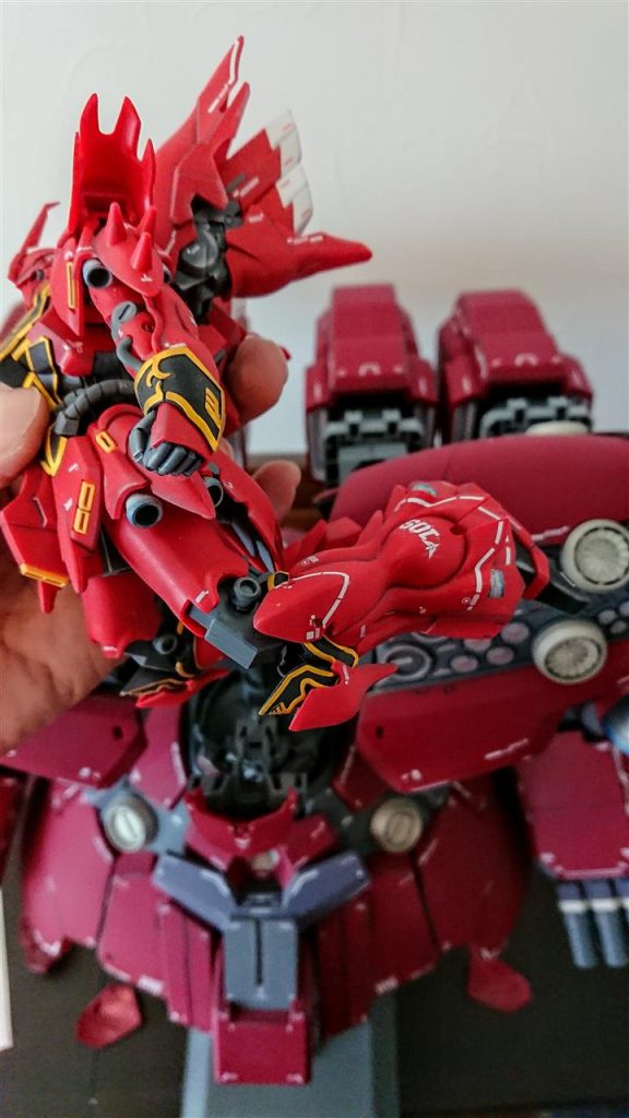 シナンジュは正座して搭乗するんですよね!