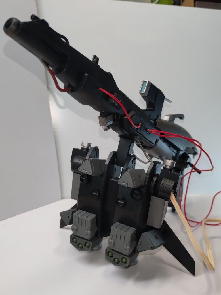 イメージは00のデュナメスが、使用した超高高度用狙撃ライフルを作成したつもりが…もはや砲台のほうが近いような気がする。パーツはMGのフルアーマーZZのジャンクをそのまま流用して、ミサイルポッド等で火力アップ。