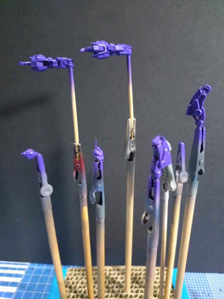 ・メインカラーの紫部分はパープルヴァイオレットにてエアブラシ塗装この後水性塗料筆塗り＆水性マーカーで塗っていきました