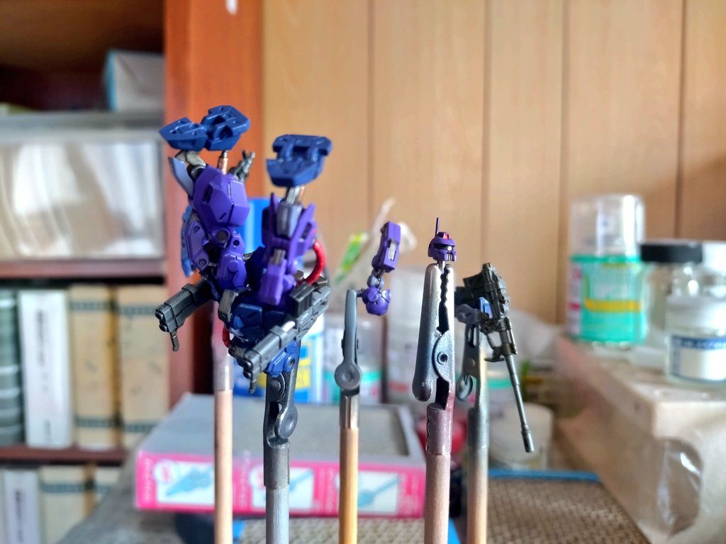 ・最後のつや消しクリアコートデカールを貼り終えラストの作業。昼でしたが東北の山沿いなのでほぼ0℃で寒かったです太陽光あたたかいナリ…(´ω｀)