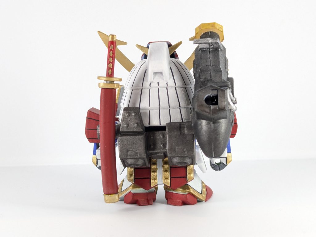 バックショットです。無骨で大砲のボリューム感がいいですね。モールド彫り込みはしていないので、ガンダムマーカーのスミ入れペンの工程が一番緊張する工程だったりします💦