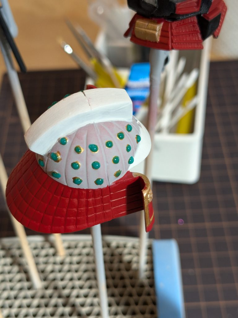 カブトの鋲は先にゴールド塗ってマスキングゾル塗布、上から黒を塗りました。マスキングゾル剥がす時に塗装面傷つけないようにこんもり盛ってます。