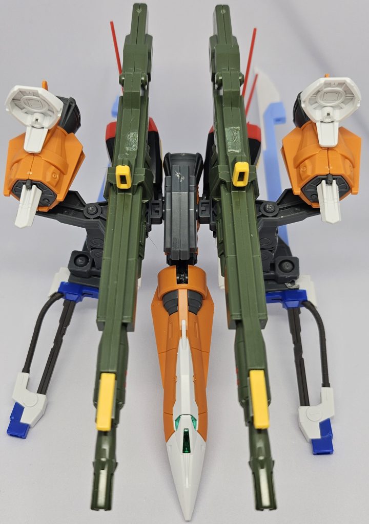 マルチプルアサルトストライカーの発展型なのでソード、ランチャーを2組装備。機動力はエールで補い、ビームサーベルも付いてます。