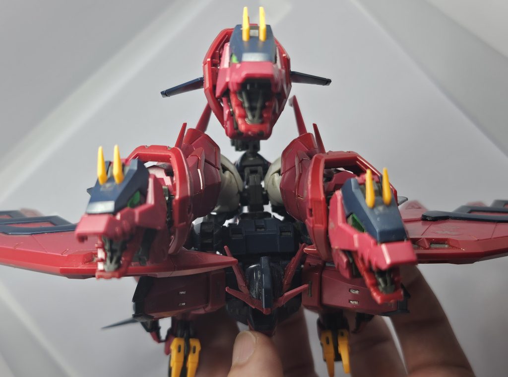 正面からエピオン・パイの3頭とか無理だろ!と思っていたらRGの仕組みのお陰で意外と簡単に出来ました✌️RGもやっぱり良いキットですね!でも武器の互換性は欲しかったです😢