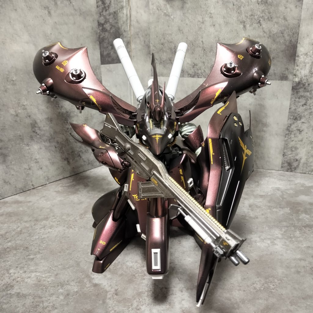 メイン外装は黒サフからのクリスタルカラールビーレッドに光沢トップコートで仕上げました。ワインレッドな色味を想定していましたがメタリックブラウンのような仕上がりになりました。