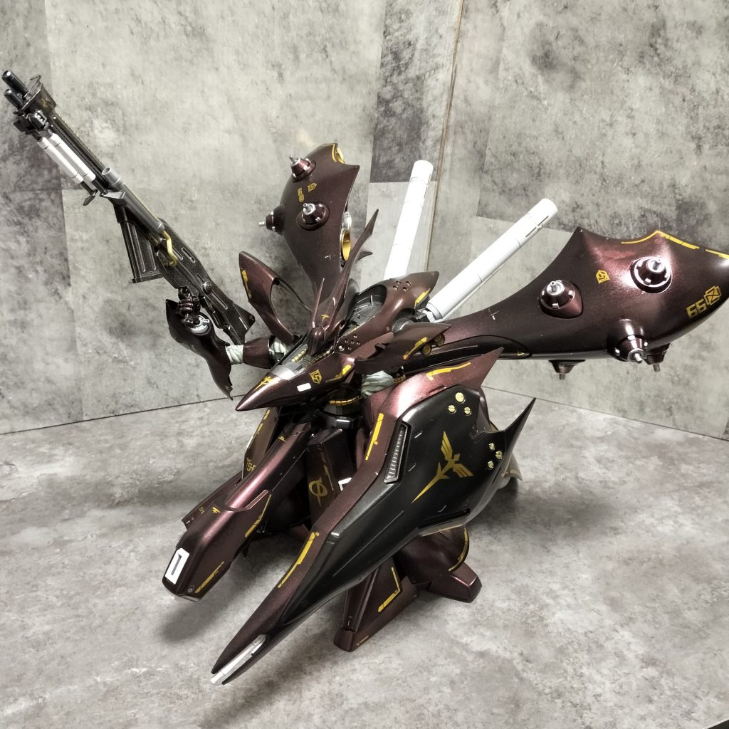 スジボリは技術的にあきらめて社外水転写デカールでゴールド調に情報量をふやしました。